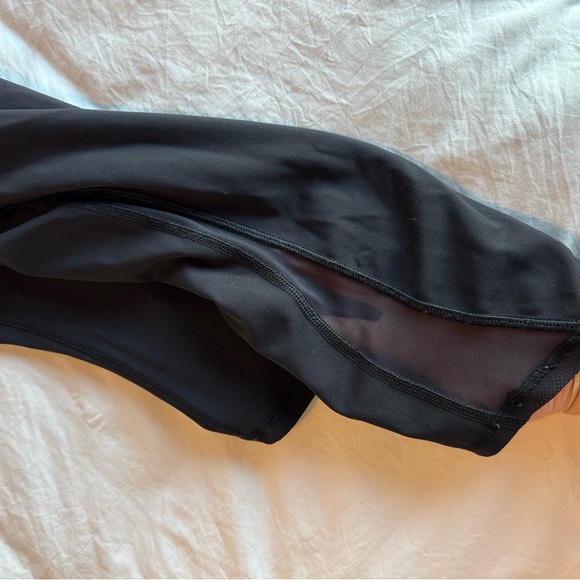 Cropped Lululemon Leggings with Mesh - Picture 3 of 4